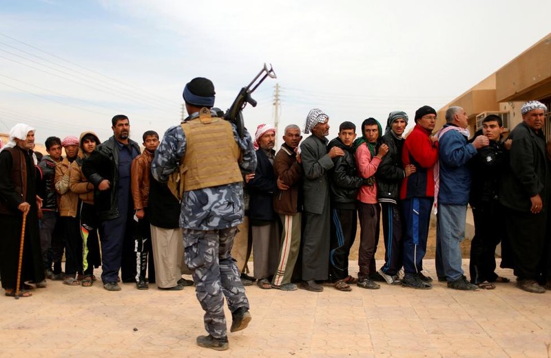 Canh dan thuong Iraq chen chuc nhan do cuu tro o Mosul-Hinh-8