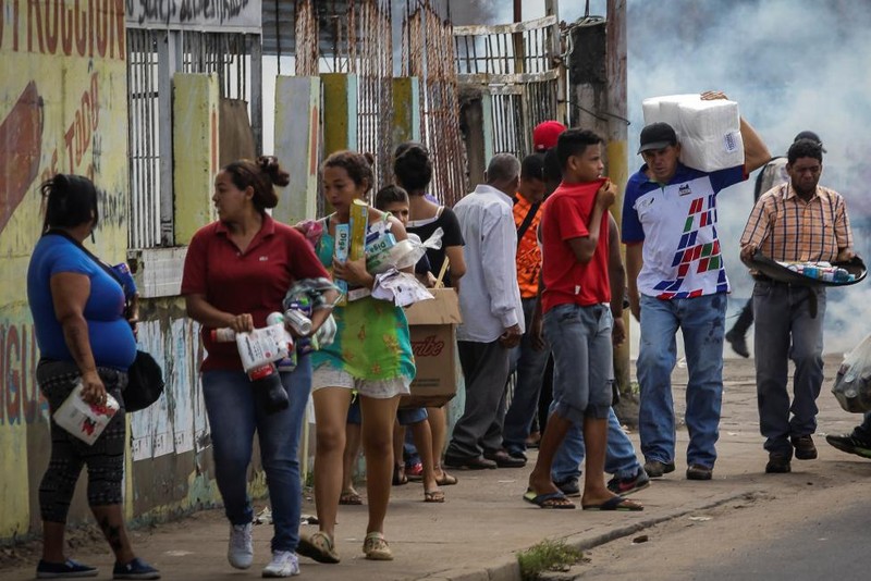 Can tien mat, nguoi dan Venezuela cuop pha sieu thi-Hinh-5