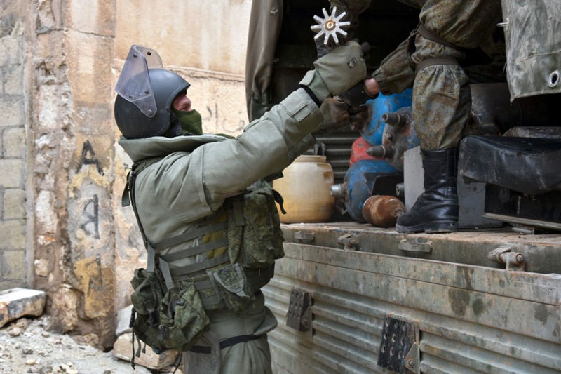 Xem cong binh Nga ra pha bom min o chao lua Aleppo-Hinh-5