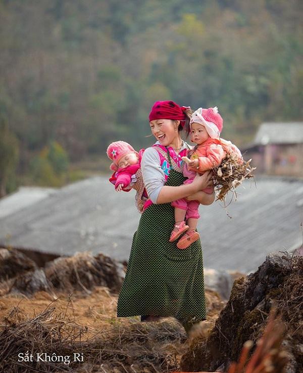 Nu cuoi toa nang khien cu dan mang don tim cua co gai H'Mong