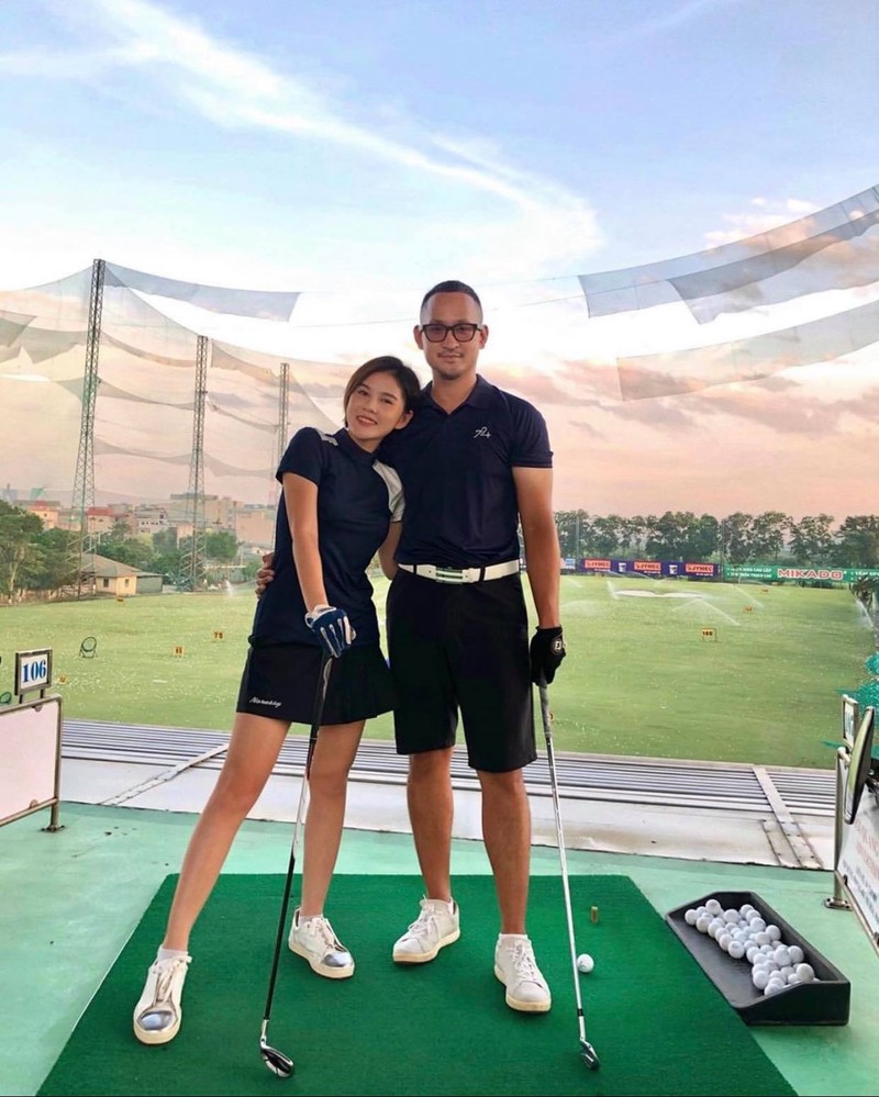 Thoi trang san golf tinh te cua MC Thu Hoai va chong sap cuoi-Hinh-2