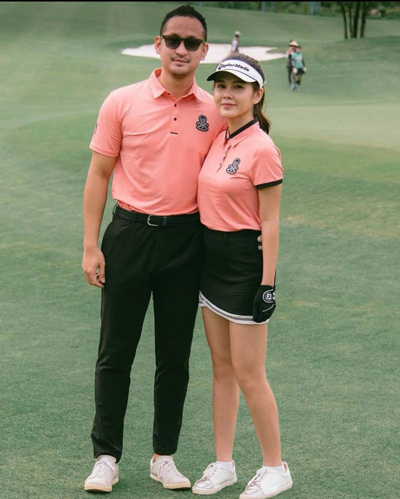 Thoi trang san golf tinh te cua MC Thu Hoai va chong sap cuoi-Hinh-3