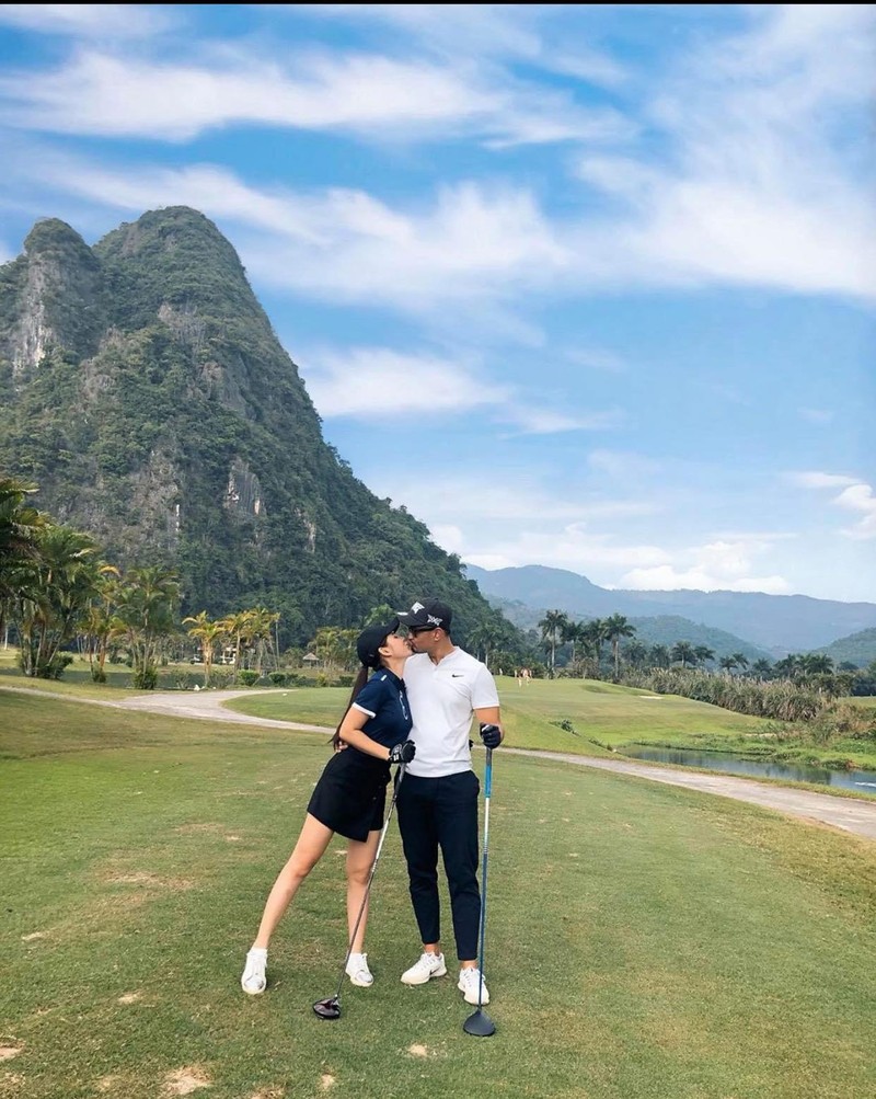 Thoi trang san golf tinh te cua MC Thu Hoai va chong sap cuoi-Hinh-4