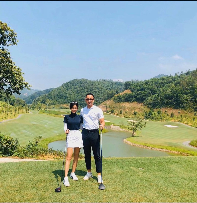 Thoi trang san golf tinh te cua MC Thu Hoai va chong sap cuoi