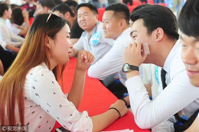 Co gai Trung Quoc dan theo 23 nguoi 'an ke' khi di hen ho