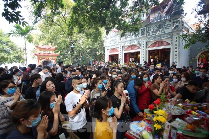 Nguoi dan Thu do chen chan di le Phu Tay Ho ngay dau thang 11 am lich-Hinh-3