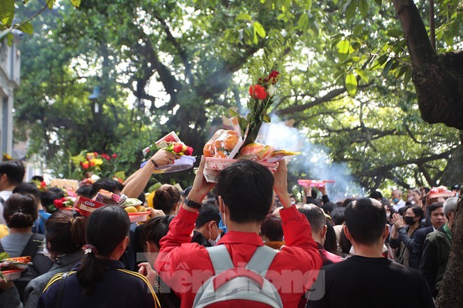 Nguoi dan Thu do chen chan di le Phu Tay Ho ngay dau thang 11 am lich-Hinh-8