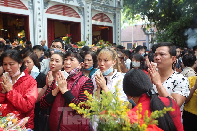 Nguoi dan Thu do chen chan di le Phu Tay Ho ngay dau thang 11 am lich-Hinh-9