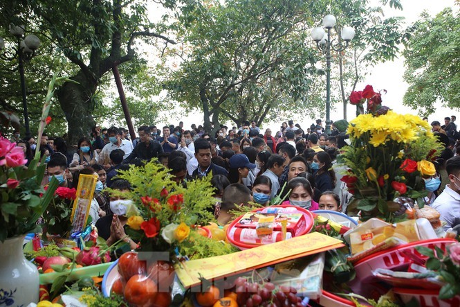 Nguoi dan Thu do chen chan di le Phu Tay Ho ngay dau thang 11 am lich