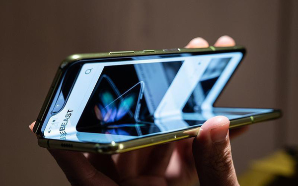 iPhone man hinh gap: Co “xit” nhu Samsung Fold?-Hinh-10