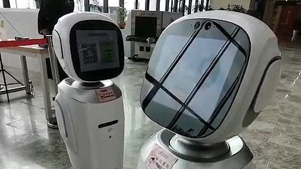 Thuc hu chuyen 2 robot “cai nhau” trong thu vien gay sot mang xa hoi-Hinh-11