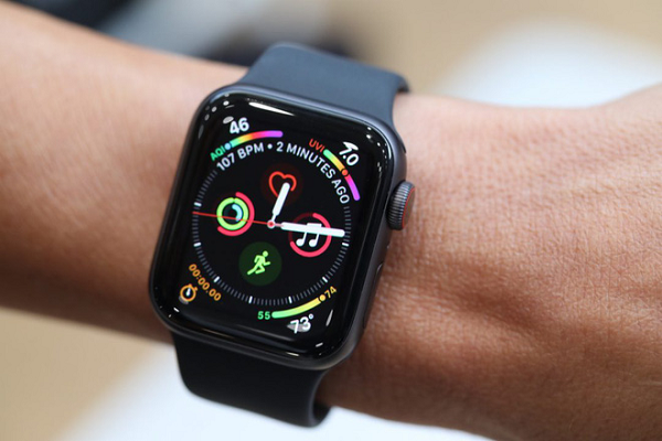 Apple Watch lai vua cuu song mot nguoi bi lu cuon troi