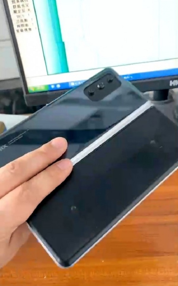 Dien thoai Xiaomi man hinh gap “nhai” Galaxy Fold nhung camera “sieu khung”-Hinh-2
