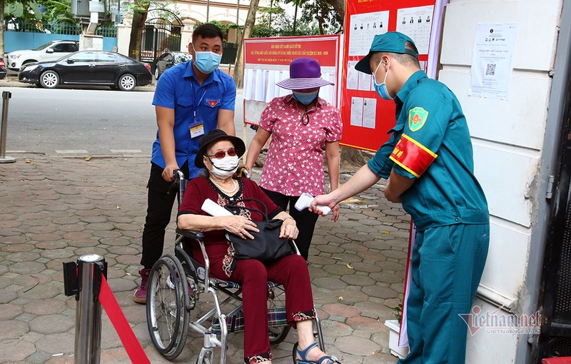 Nhung cu tri 'dac biet' di bo phieu bau o Ha Noi