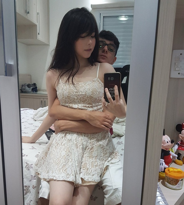 Nu than game het lo anh nhay cam den bi dong doi nam quay roi-Hinh-3