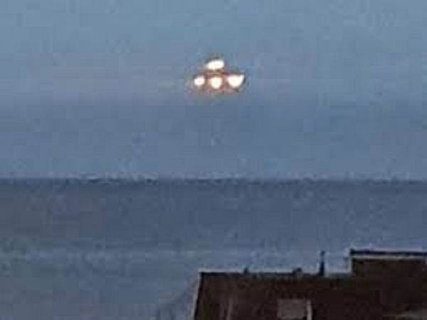Hot hoang canh UFO bay lo lung tren bien duoc nguoi dan ghi lai-Hinh-2