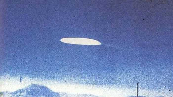 Hot hoang canh UFO bay lo lung tren bien duoc nguoi dan ghi lai-Hinh-5