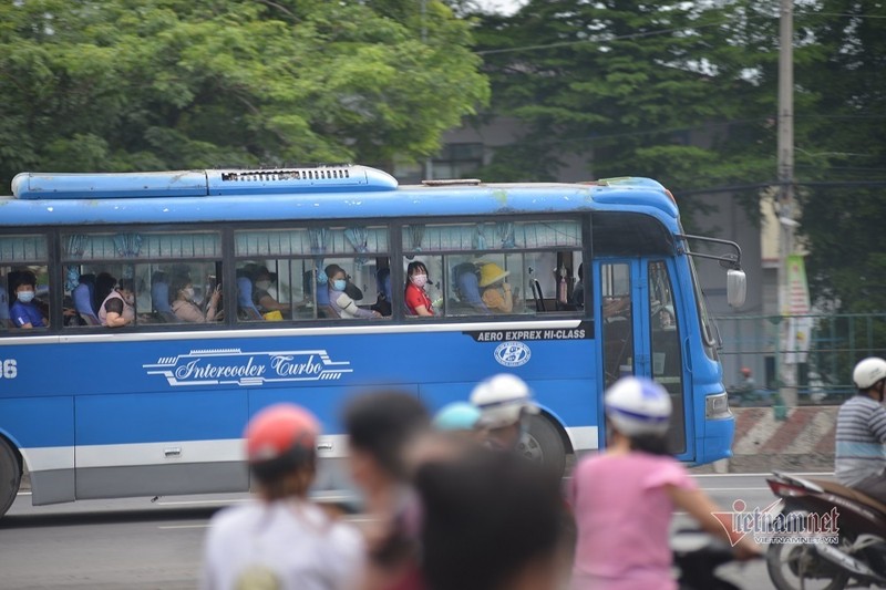 Nghin nguoi un tren pho o Go Vap, doi chot va keu goi han che ra duong-Hinh-4