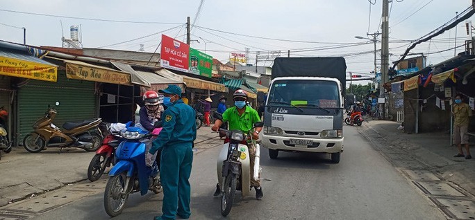 TP HCM: Go bo gan 300 chot kiem soat dich trong noi thanh thanh pho-Hinh-3