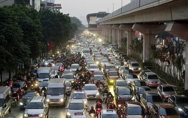 Ha Noi ngay thuong va trong thoi gian siet chat gian cach-Hinh-3