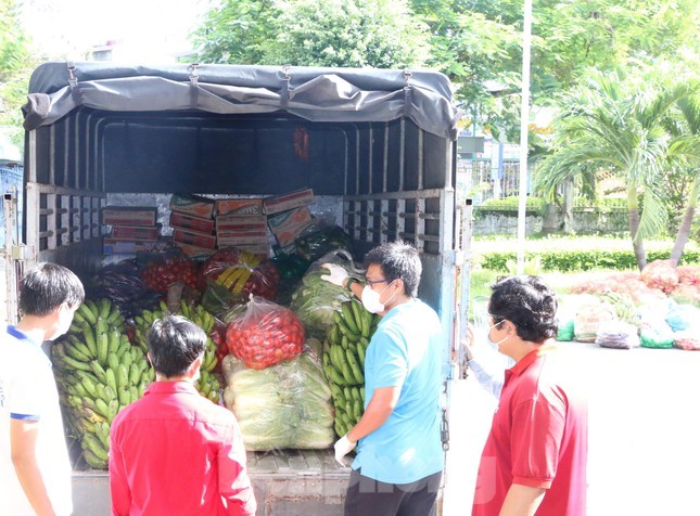 Theo chan ‘nguoi van chuyen’ cuu tro nguoi dan noi tam dich Binh Duong-Hinh-9