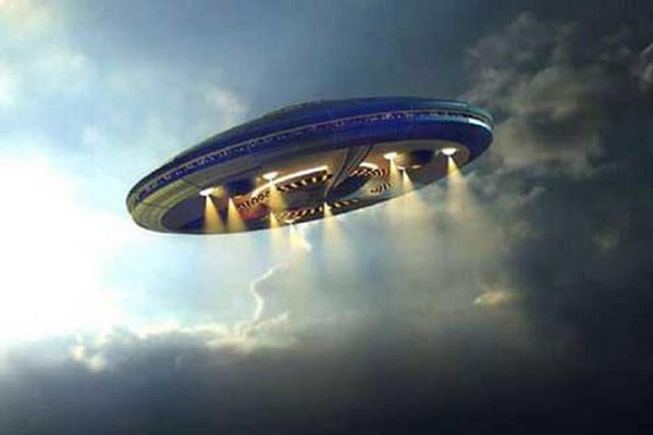 Tom duoc UFO mau xanh ky quai 2 lan xuat hien 