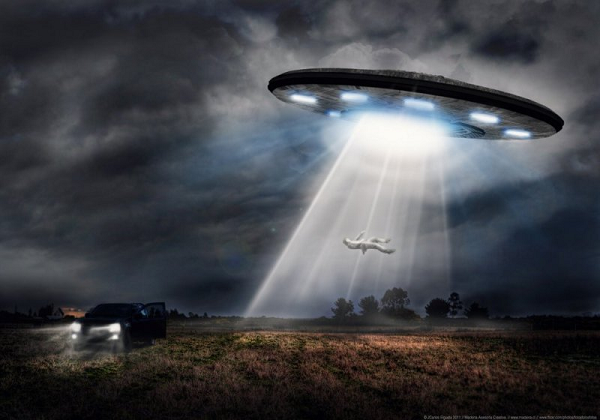 Tiet lo soc: UFO troi len tu day bien khien con nguoi kho 