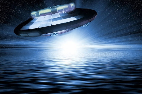 Tiet lo soc: UFO troi len tu day bien khien con nguoi kho 