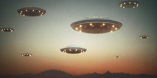 Tiet lo soc: UFO troi len tu day bien khien con nguoi kho 