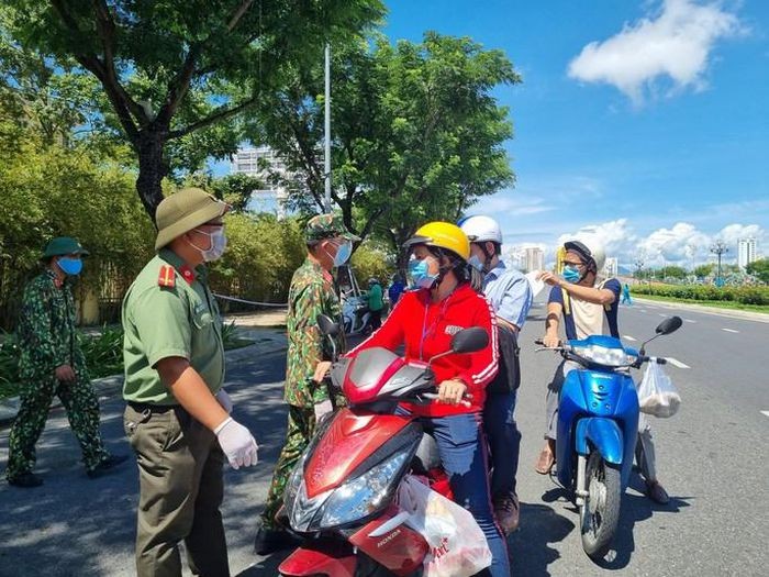 Da Nang: Duoc phep mo lai dich vu an uong o 'vung xanh'-Hinh-4