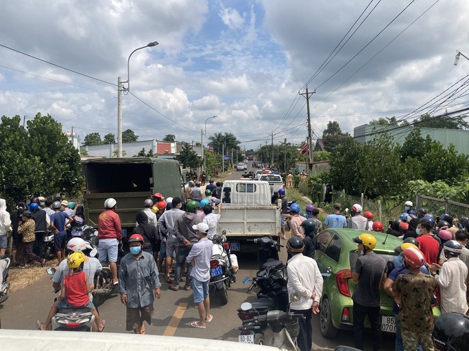 Hang tram cong an bao vay 1 can nha, co tieng sung no o TP Long Khanh