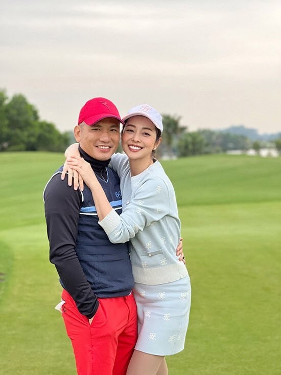 Thoi trang dong dieu cua cac cap vo chong Vbiz khi den san golf-Hinh-4