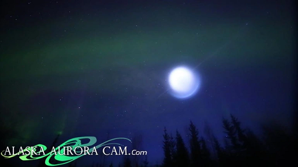 Thuc hu qua cau xanh lam nghi UFO “oanh tac” bau troi Alaska