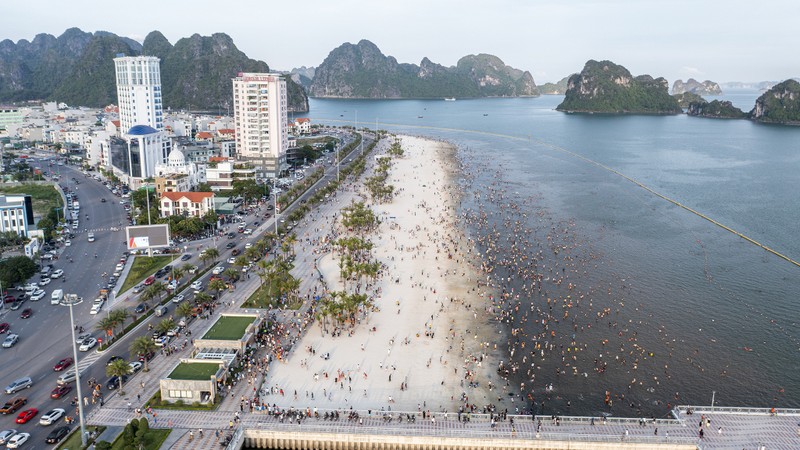 Nguoi Ha Long: Chua bao gio thay nhieu oto nhu vay, qua duong cung kho