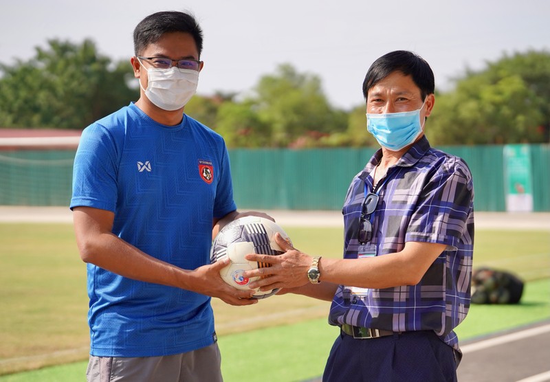 Truong doan U23 Myanmar bat ngo khi tim duoc qua bong that lac