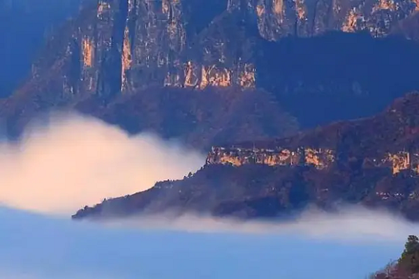 La lung ngoi lang “nam duoi day gieng”, bi co lap suot ngan nam