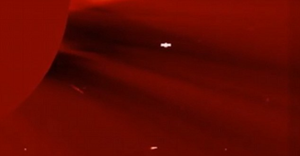 Nong: UFO lang thang gan Mat Troi bat ngo lot vao livestream cua NASA?-Hinh-7