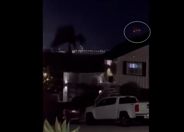 Nong: Anh sang la nghi UFO bay lo lung tren bau troi gan San Diego-Hinh-3