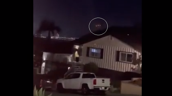Nong: Anh sang la nghi UFO bay lo lung tren bau troi gan San Diego