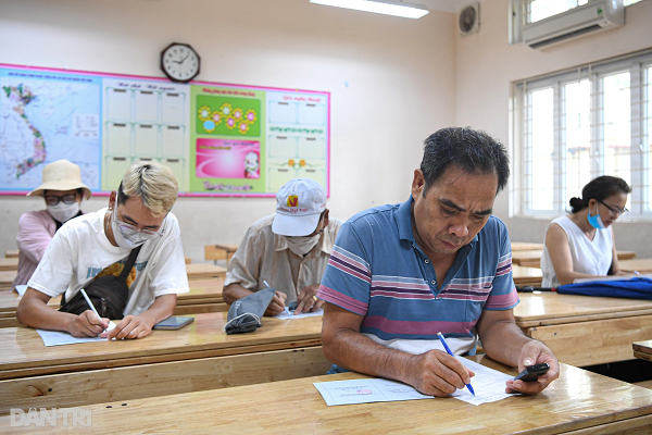 Nguoi dan Ha Noi tap nap di tiem vaccine khi Covid-19 “nong” tro lai-Hinh-4