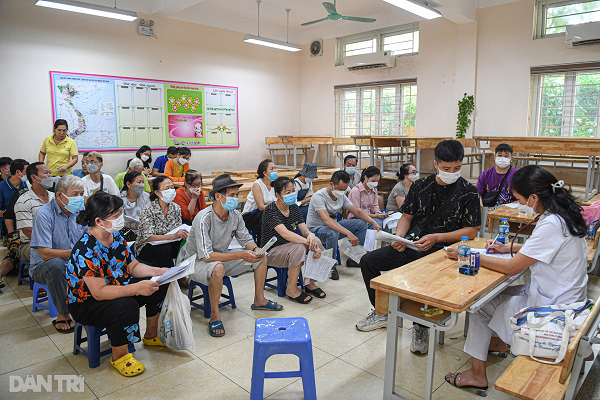 Nguoi dan Ha Noi tap nap di tiem vaccine khi Covid-19 “nong” tro lai-Hinh-6