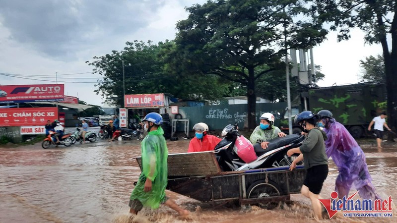 Du bao thoi tiet 22/7: Ha Noi van rap rinh cho mua to den rat to