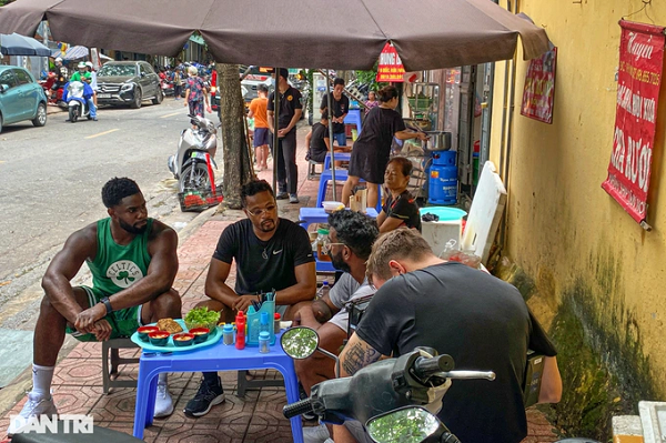 Huyen thoai Man Utd sang Viet Nam, ngoi an cha ruoi via he pho co Ha Noi