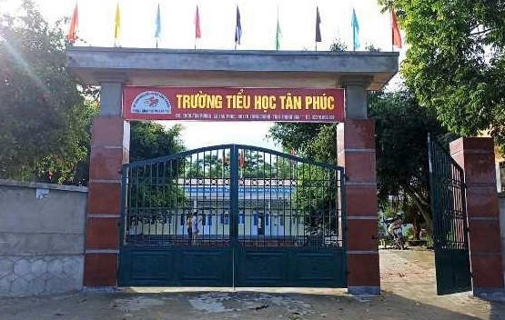 Nu ke toan truong hoc bi duoi chem trong ngay khai giang