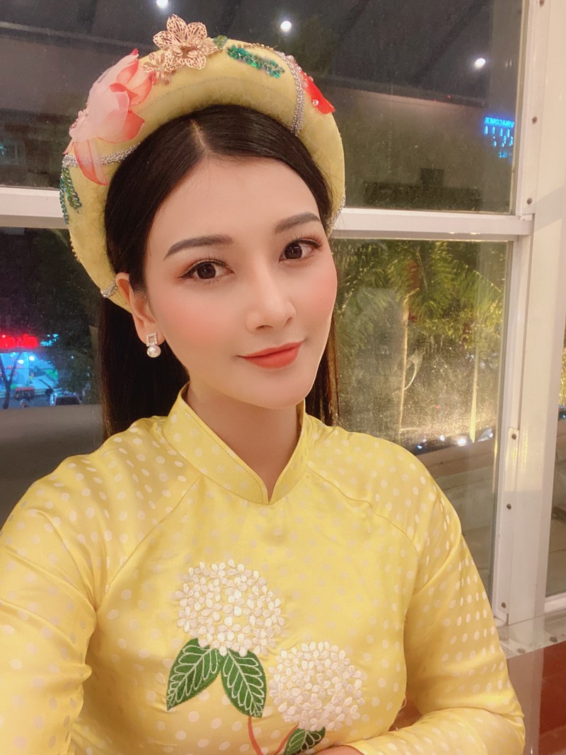 Ngoai doi trai nguoc hoan toan cua hotgirl chuyen dong vai phan dien