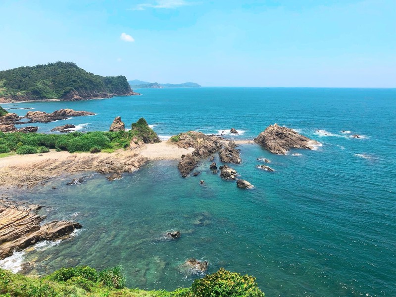 Huyen dao dau tien yeu cau khach den khong duoc mang chai nhua, tui nilon