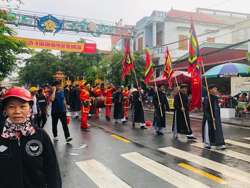 Hang van nguoi chen chan tai le hoi choi trau Do Son