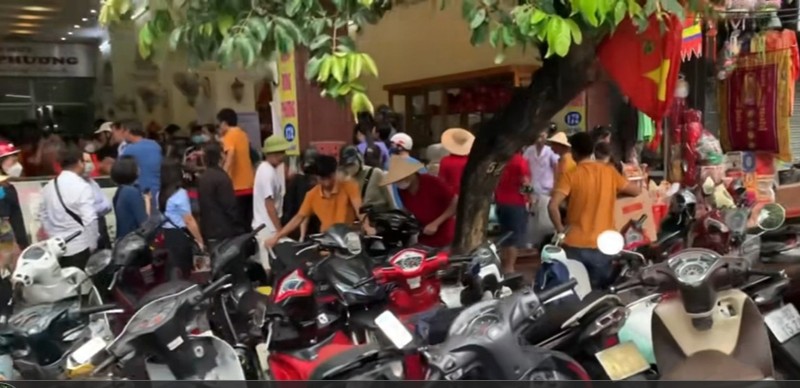 Hai Phong: Nguoi dan xep hang dai dang dac tu 4 gio sang mua banh Trung thu-Hinh-2