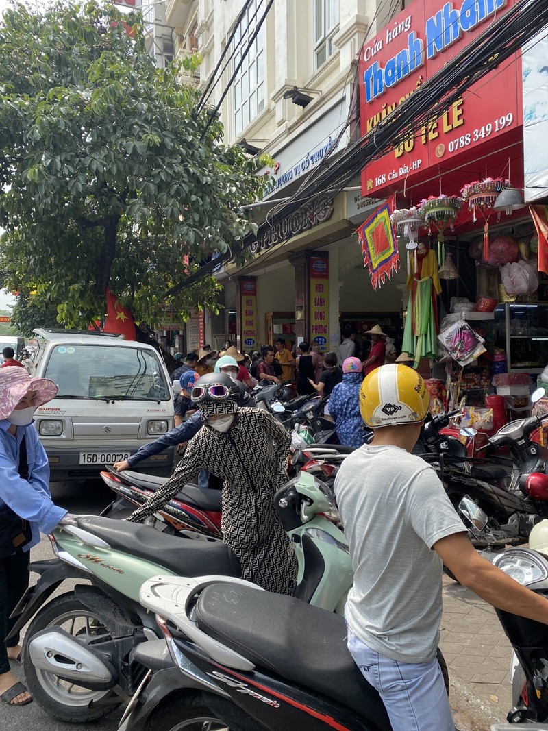 Hai Phong: Nguoi dan xep hang dai dang dac tu 4 gio sang mua banh Trung thu-Hinh-8