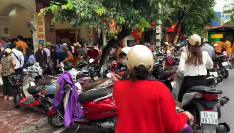 Hai Phong: Nguoi dan xep hang dai dang dac tu 4 gio sang mua banh Trung thu